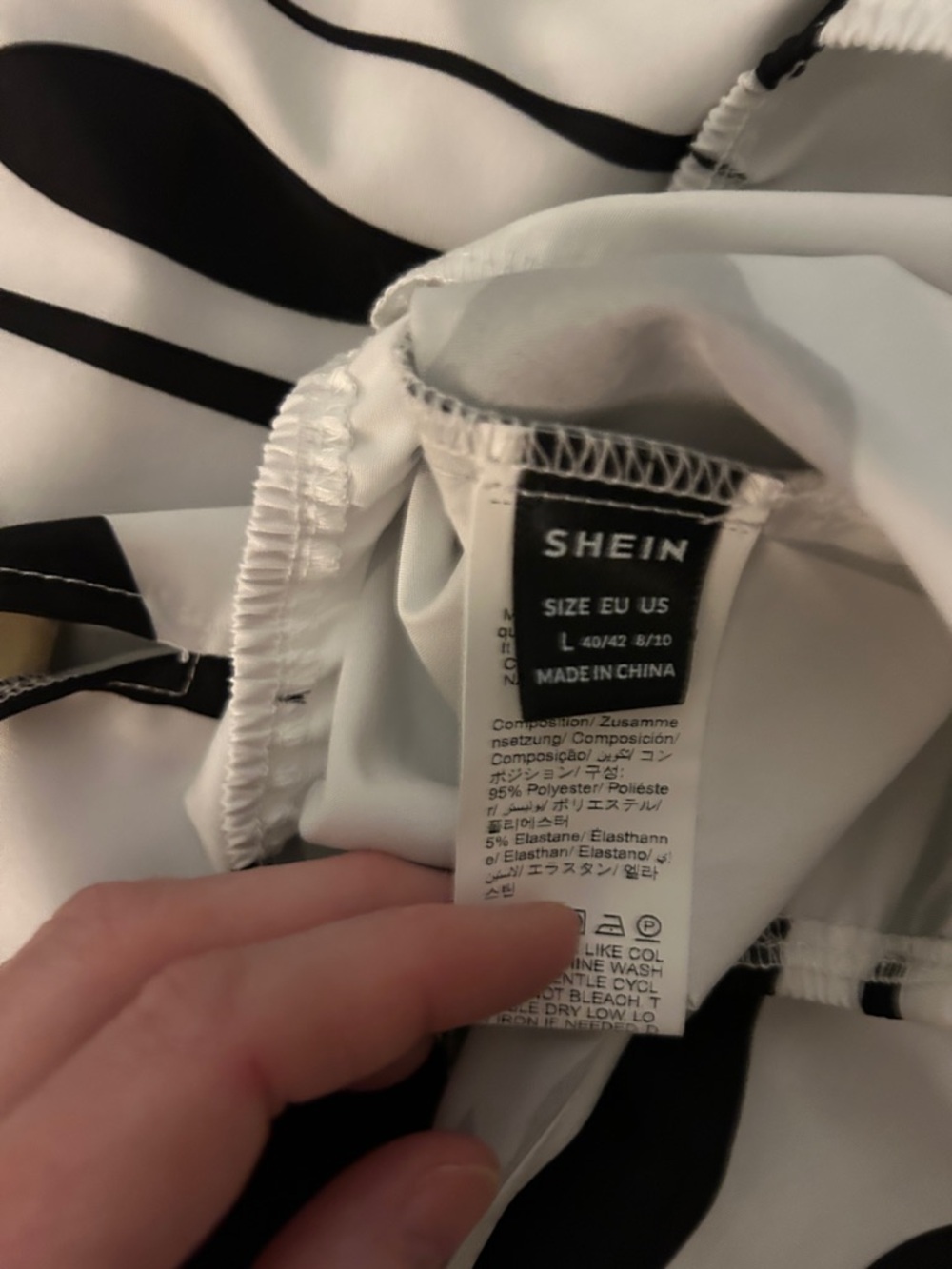 Sleeveless Black & White Top - Picture 6 of 6